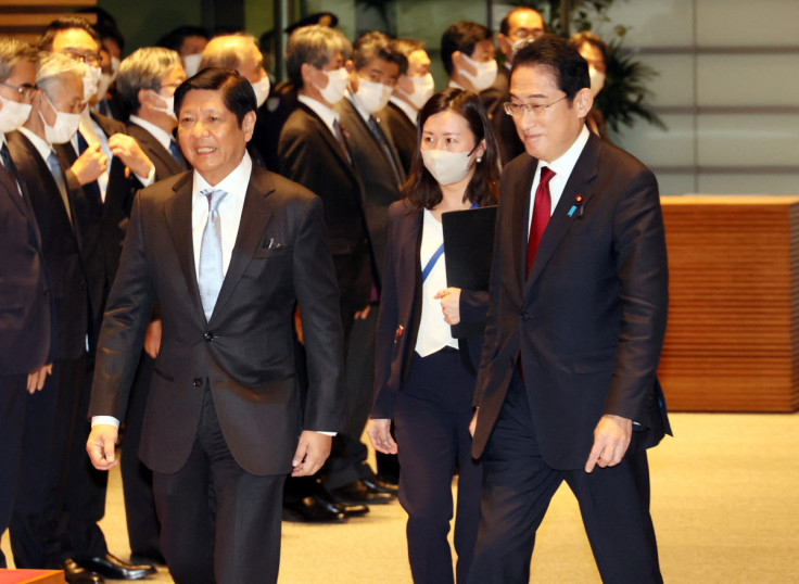 Philippine President Marcos Jr. walks with Japanese Prime Minister Kishida at the welcoming ceremony at the prime minister's official residence in Tokyo