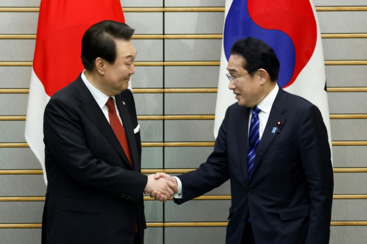 South Korean President Yoon Suk Yeol (L, with Kishida) has made repairing ties with Japan a top priority