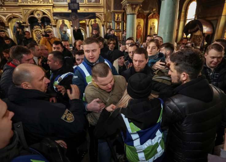 Police separate supporter of the Orthodox Church of Ukraine and believers of the Ukrainian Orthodox Church, accused of being linked to Moscow in St. George's Cathedral in Lviv