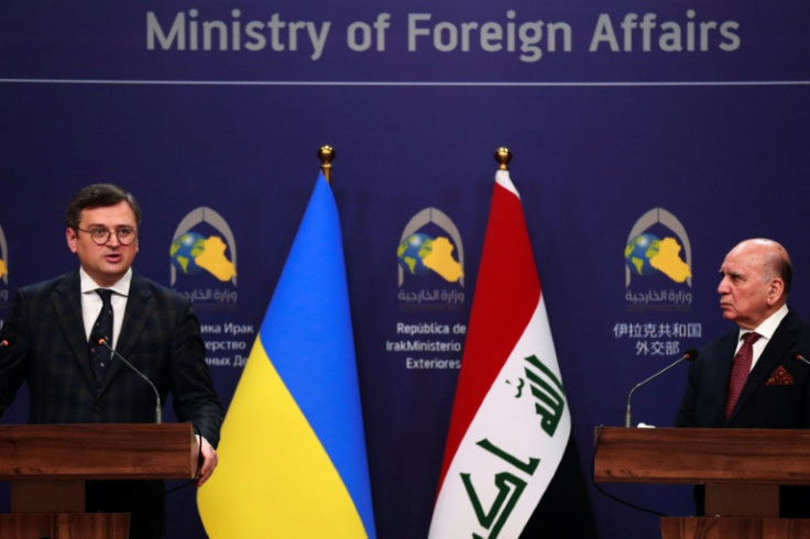 Iraq's Foreign Minister Fuad Hussein (R) and his Ukranian counterpart Dmytro Kuleba, on the first visit of its kind in 11 years
