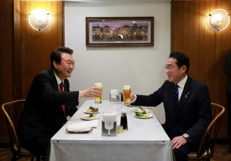 Japanese PM Fumio Kishida (L) and South Korean President Yoon Suk Yeol are pursuing warmer ties between their nations