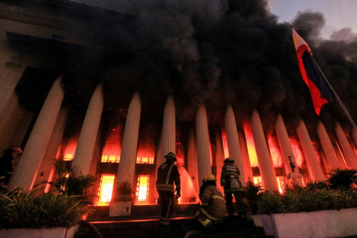 A huge fire has destroyed a historic post office building in the Philippine capital Manila