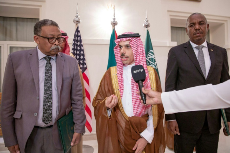 Saudi Foreign Minister Faisal bin Farhan, flanked by representatives of the Sudanese army and the rival Paramilitary Rapid Support forces after signinhg a ceasefire agreement in Jeddah